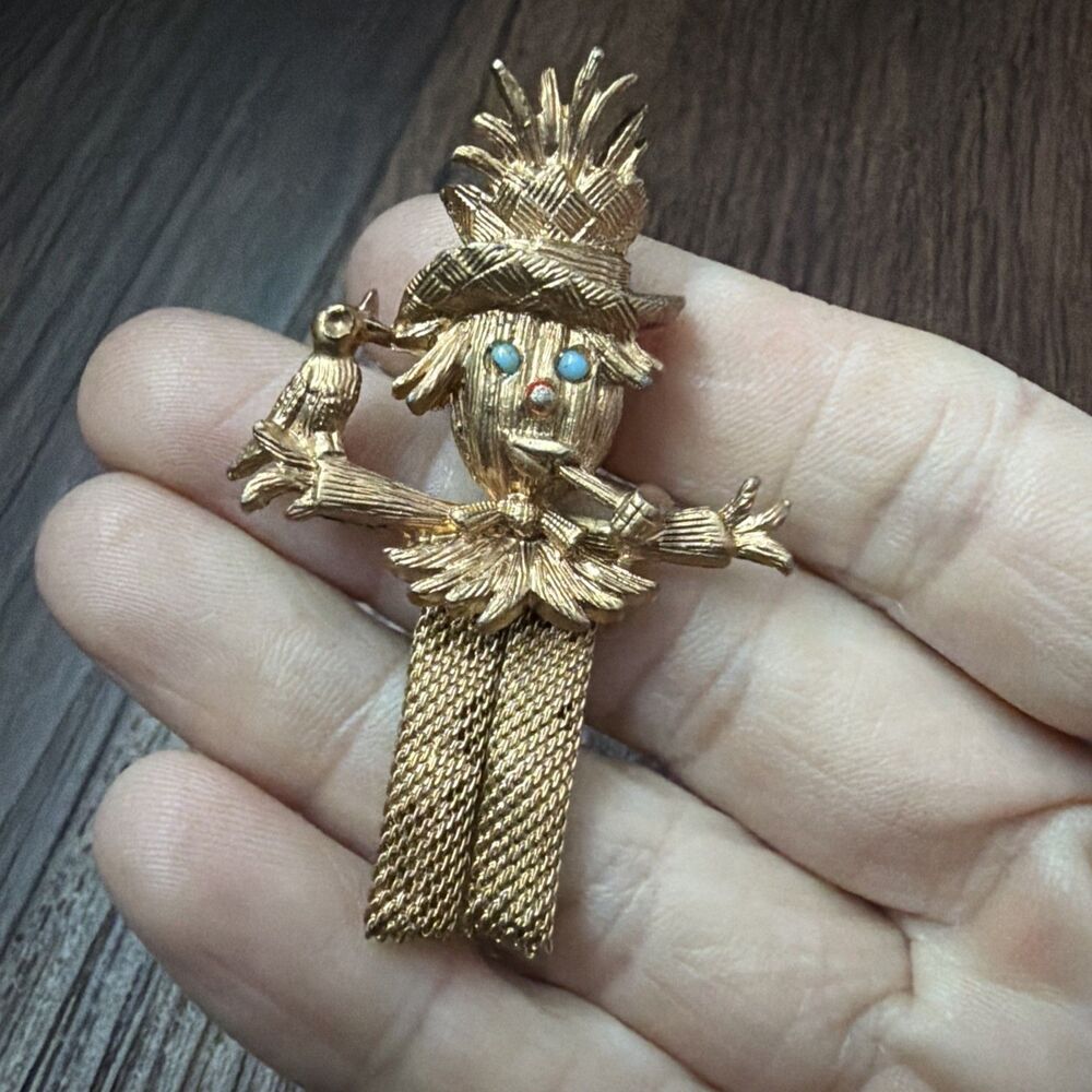 Vintage Gold Tone Scarecrow Brooch Pin w Bird, Mesh Flexible Legs Rose Gold Tone - Picture 3 of 4